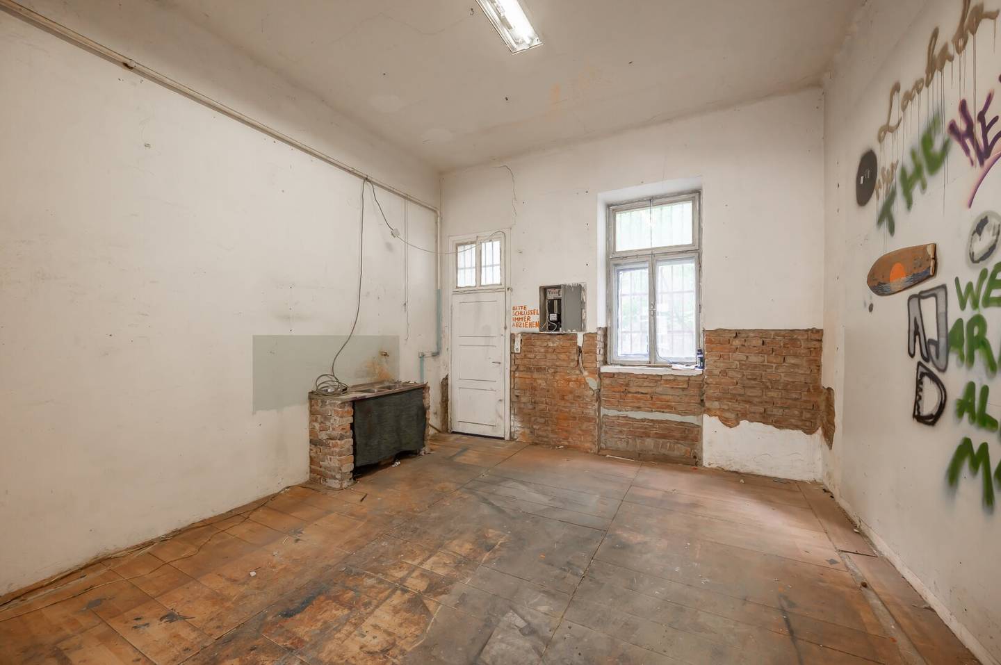 ++NEW++ Renovation potential: renovation needed 3 room old building apartment on the ground floor','de':'++NEU++ Umbaupotenzial: sanierungsbedürftige 3-Zimmer Altbauwohnung im Erdgeschoss!