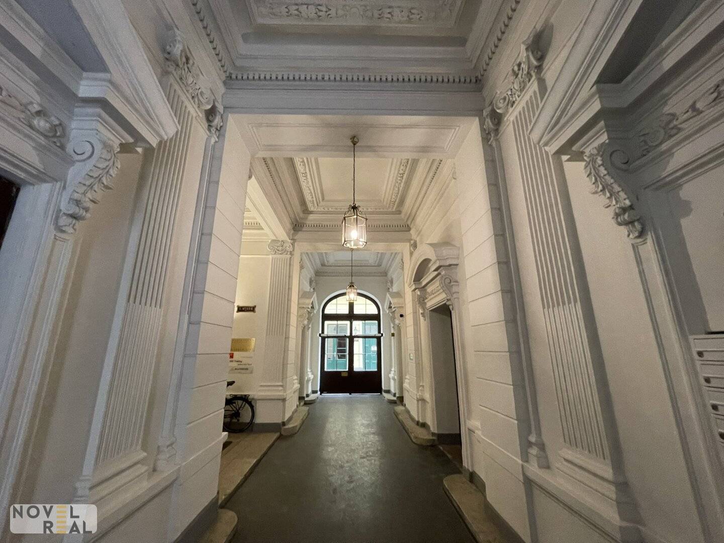 Altbauwohnung mit Atrium und Lift im Herzen