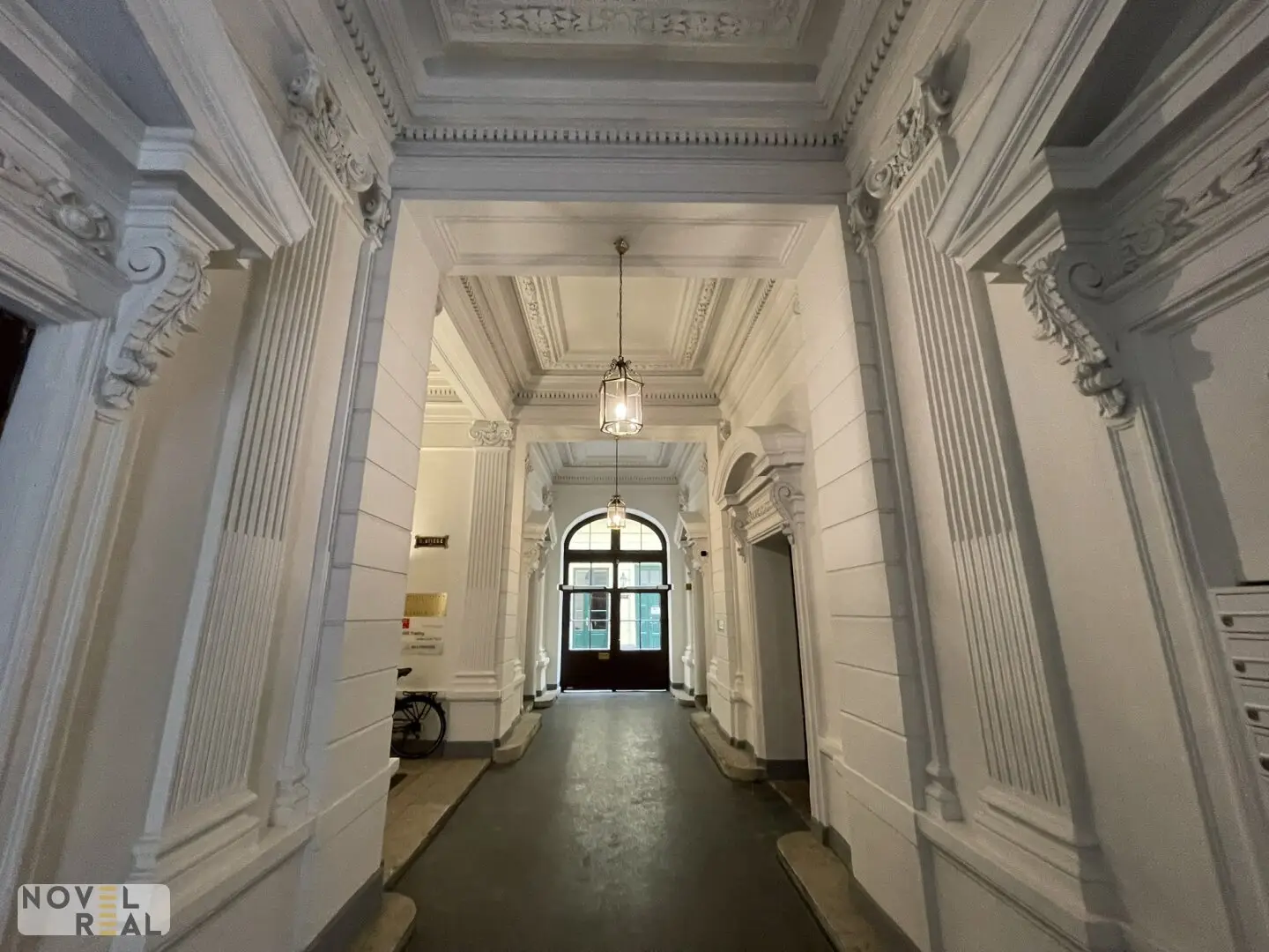 Altbauwohnung mit Atrium und Lift im Herzen