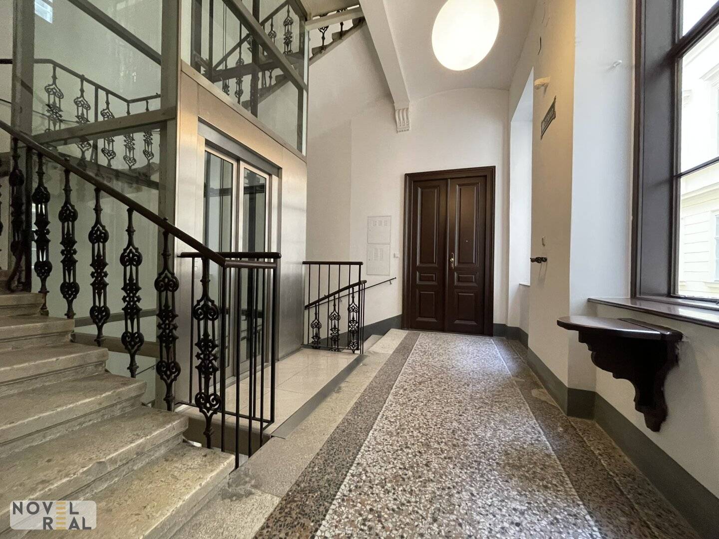 Altbauwohnung mit Atrium und Lift im Herzen
