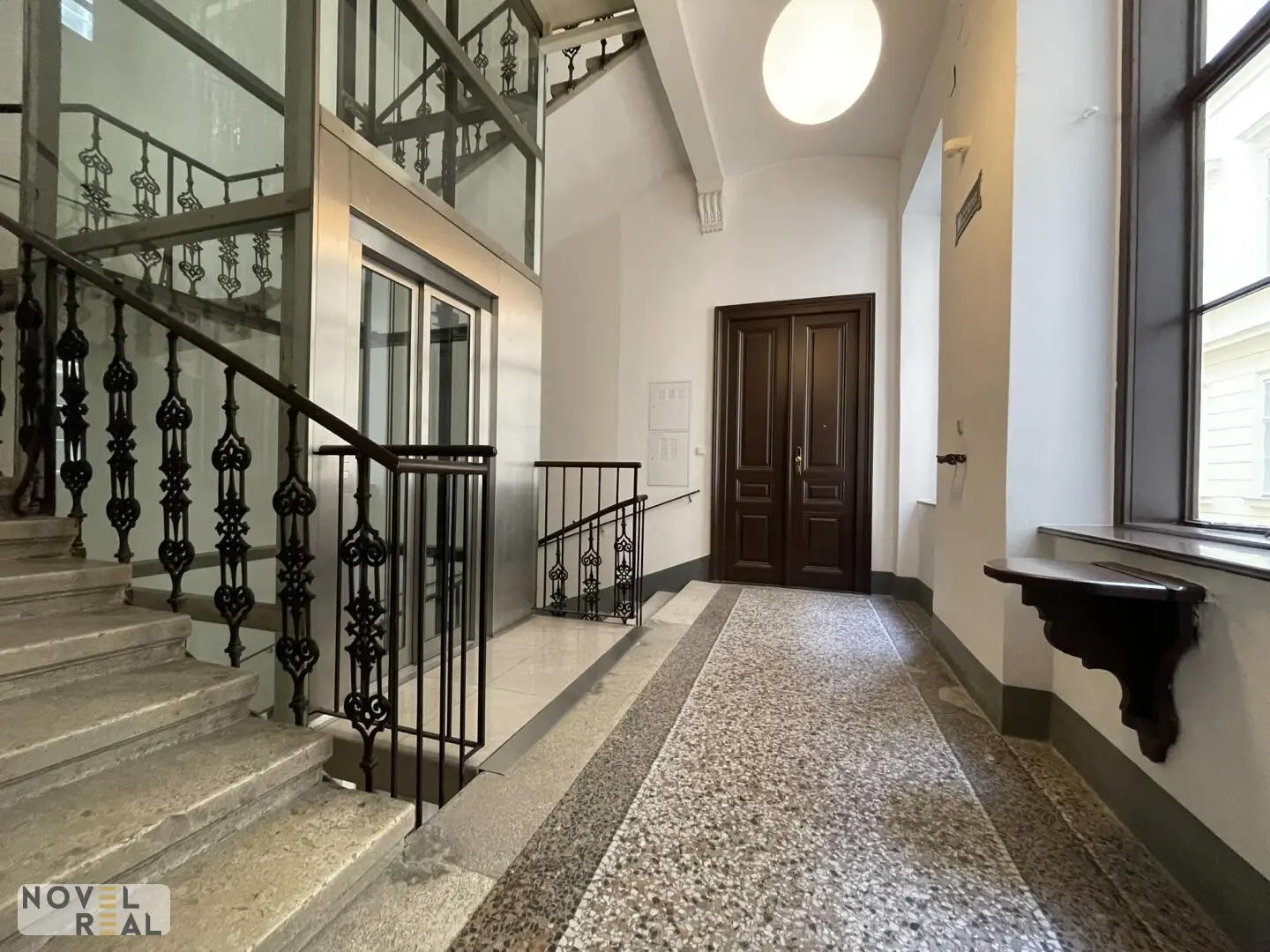 Altbauwohnung mit Atrium und Lift im Herzen