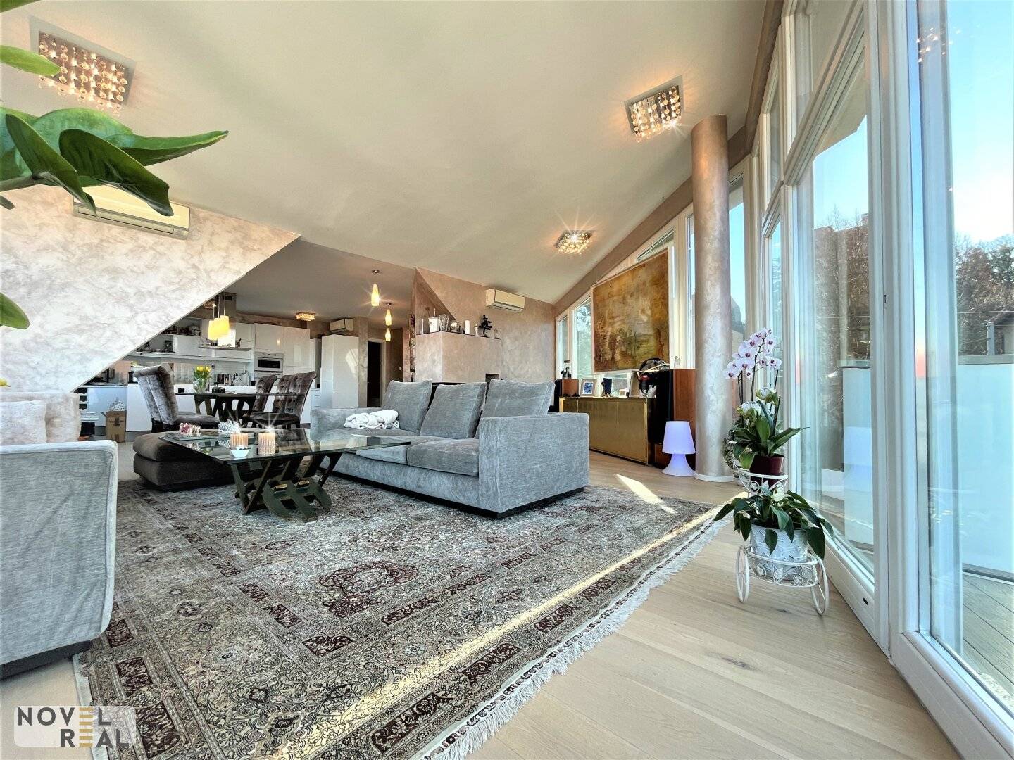 Wohnung with spacious living area and roof terrace