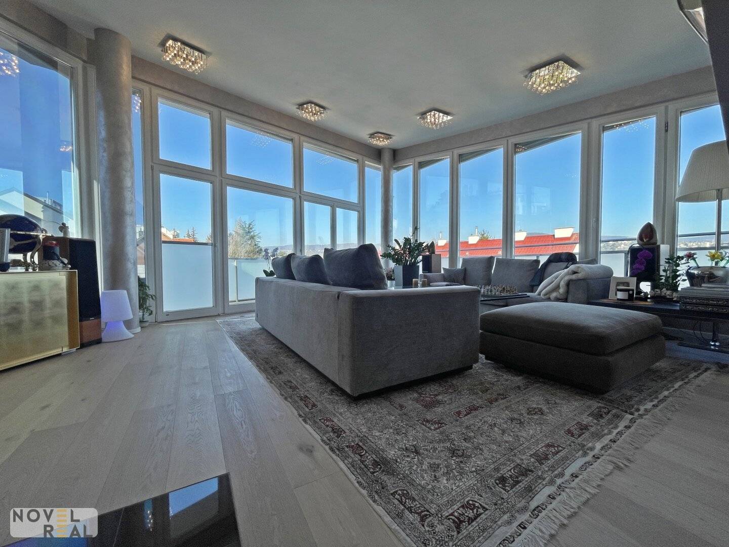 Wohnung with spacious living area and roof terrace