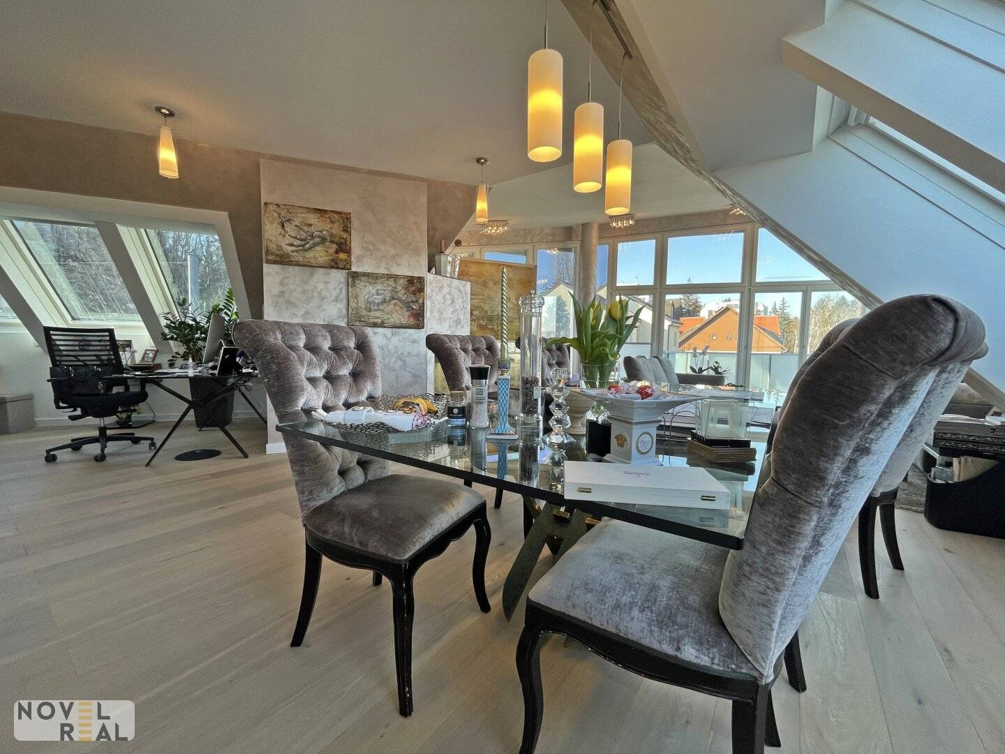 Wohnung with spacious living area and roof terrace