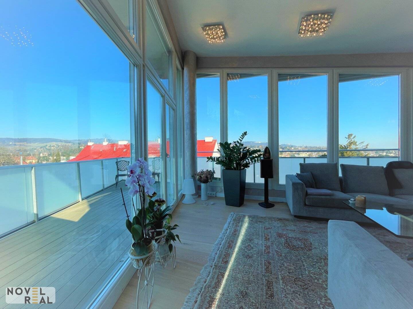 Wohnung with spacious living area and roof terrace