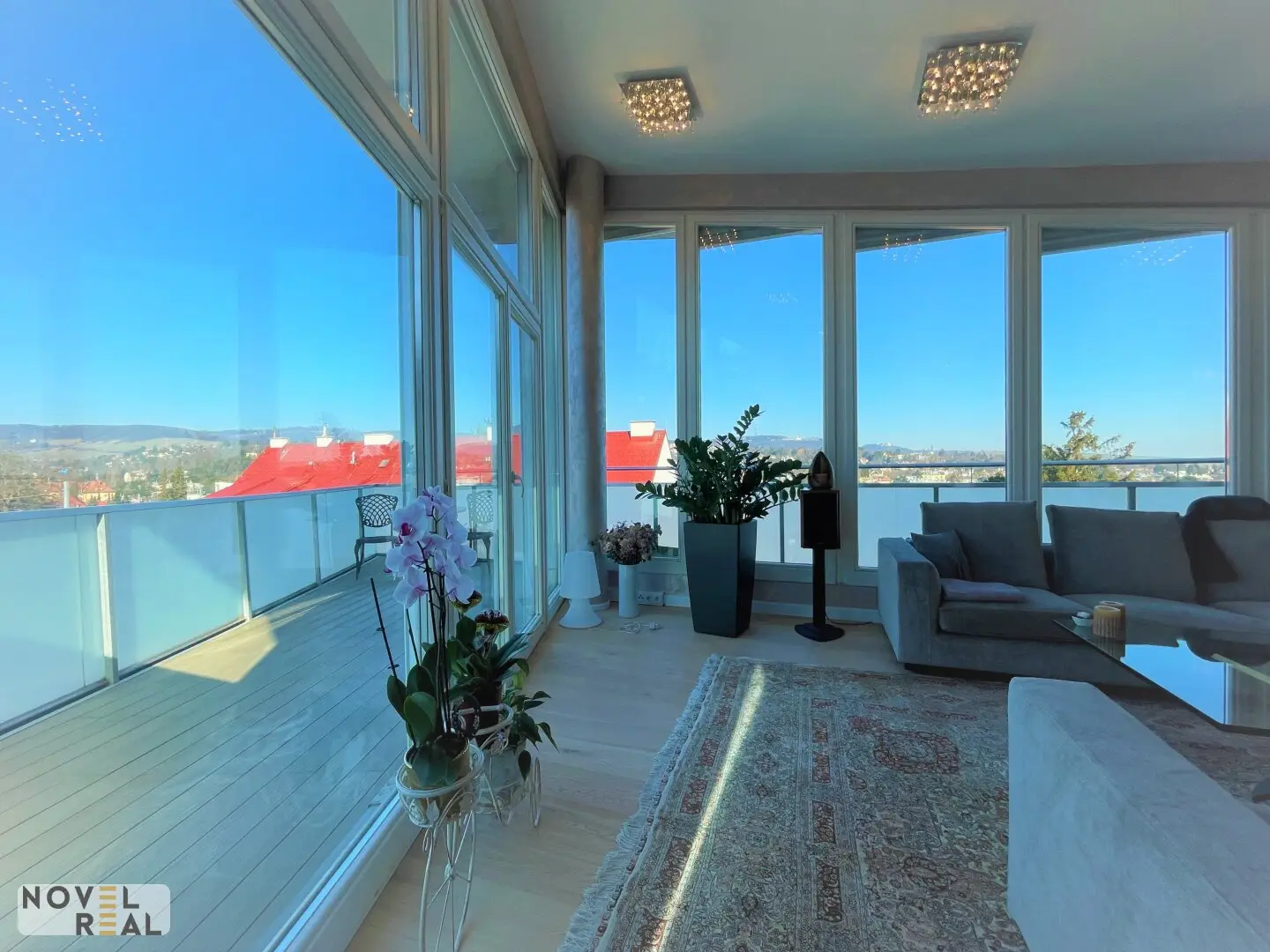 Wohnung with spacious living area and roof terrace