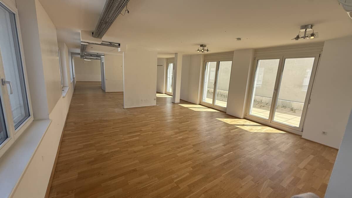 Großzügiges Büro im DG - Inklusive privater Terrasse!