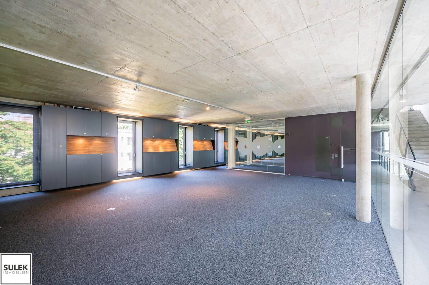 Modern office building with several rooms approx. 250 m² good public transport connection available now