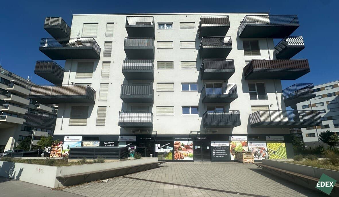 Modern commercial space with high visibility and flexible use