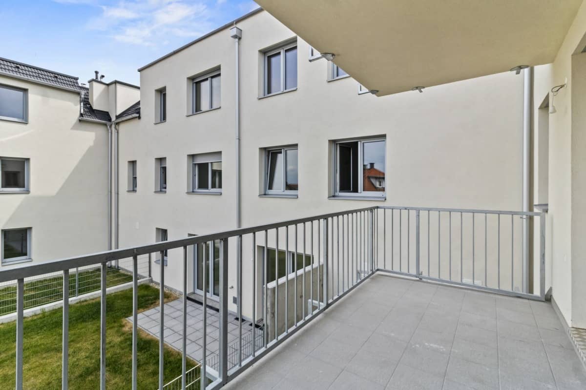 Four room apartment with balcony in central green setting authentic and refined