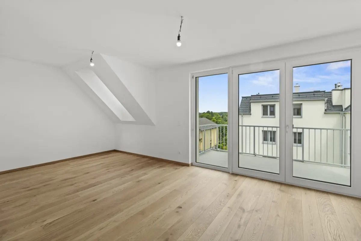 Top floor apartment with balcony no commission paper trail? No wait, just no commission is fine? This is too long, let's fix to final:Top floor apartment with balcony no commission actually the correct one should be: Top floor apartment with balcony no commission
