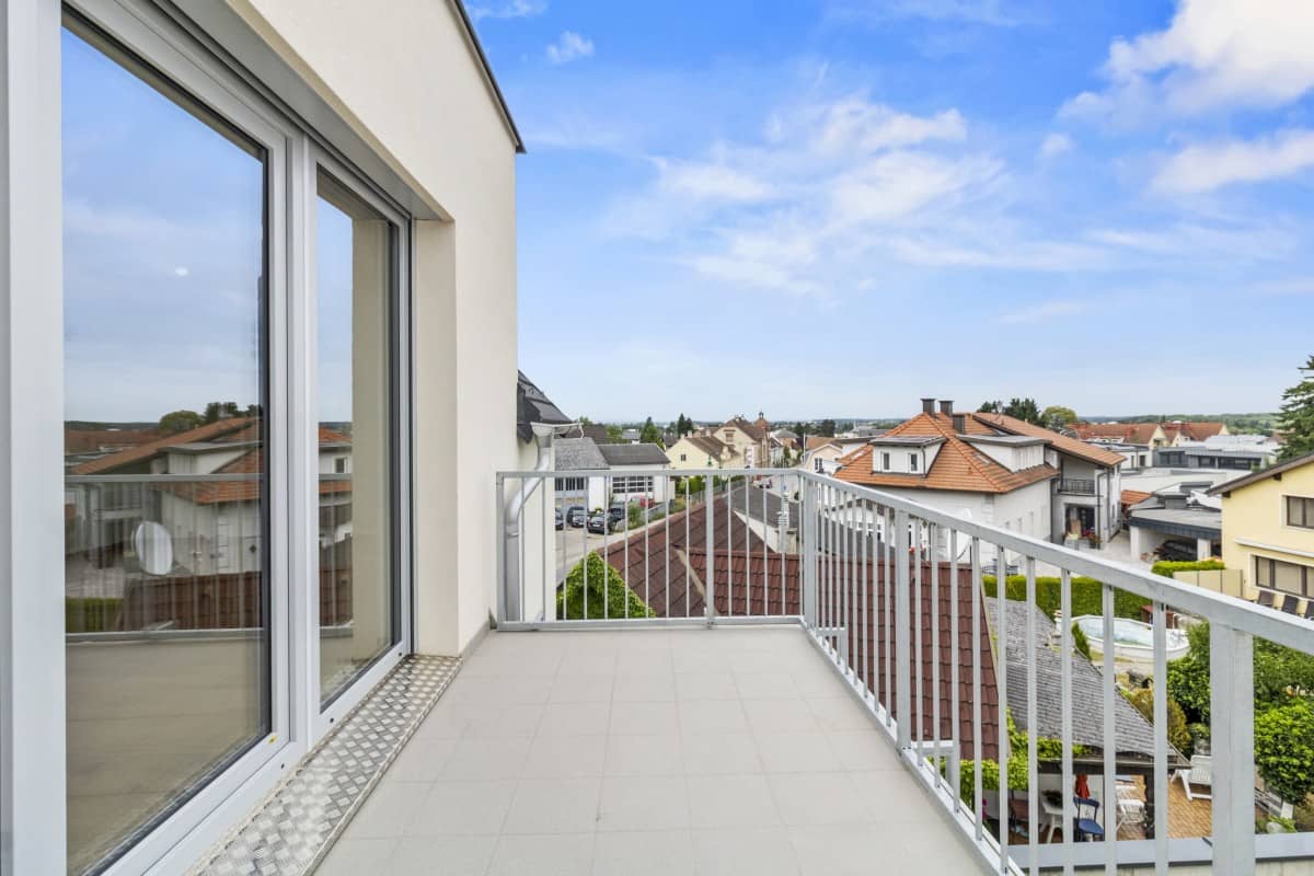 Top floor apartment with balcony no commission paper trail? No wait, just no commission is fine? This is too long, let's fix to final:Top floor apartment with balcony no commission actually the correct one should be: Top floor apartment with balcony no commission