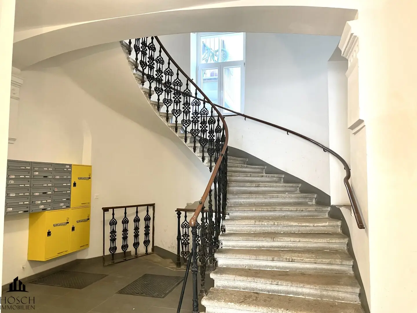Apartment in old building with lift near Augarten