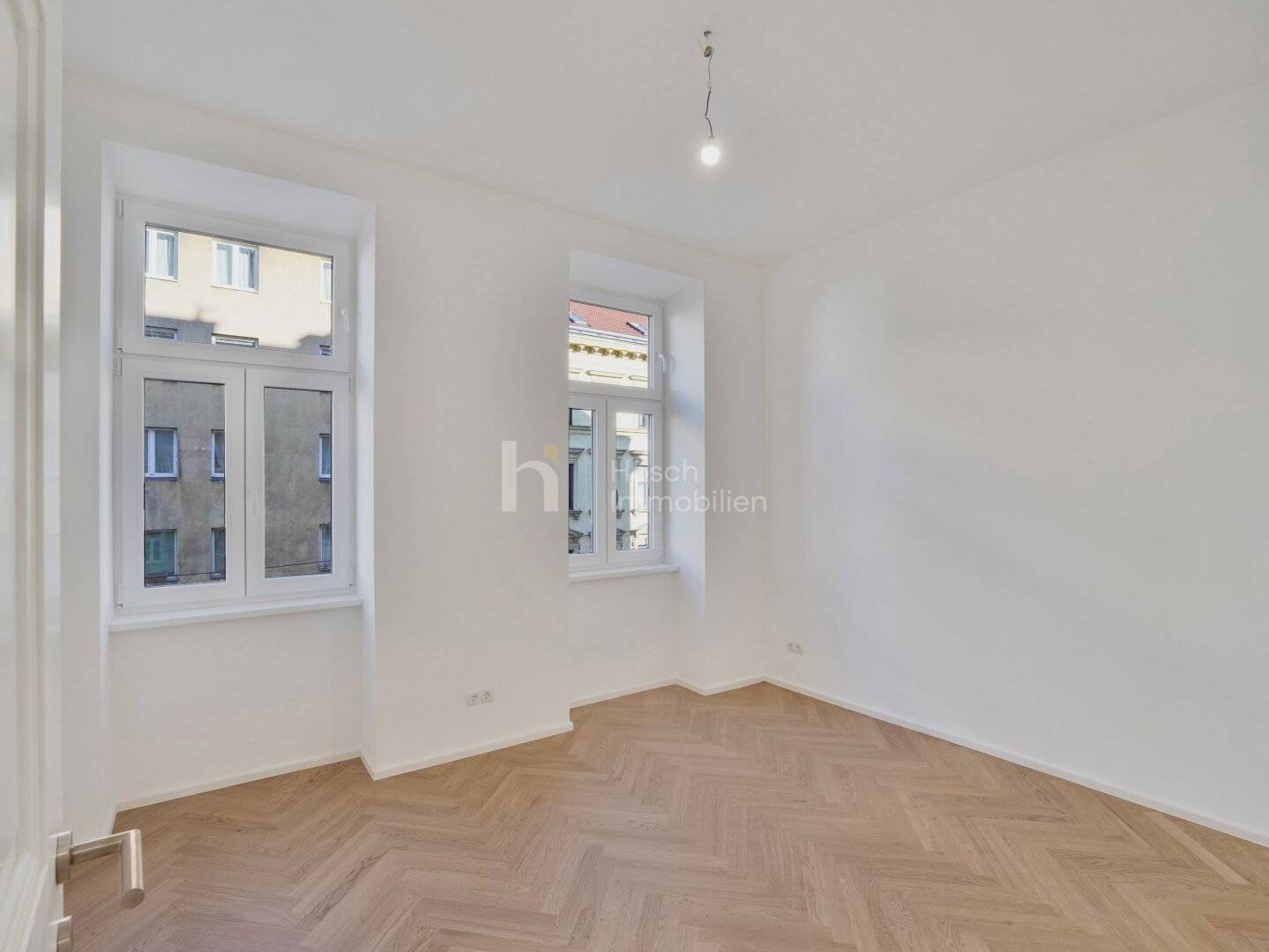 Apartment newly renovated in a historic building with open kitchen