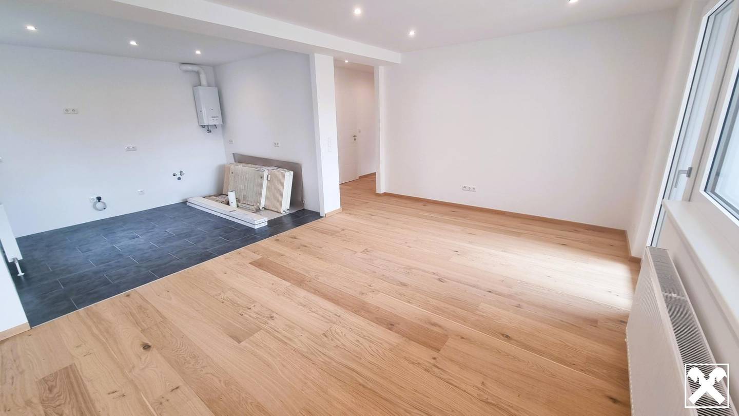 Kernsaniert helle Wohnung mit Loggia