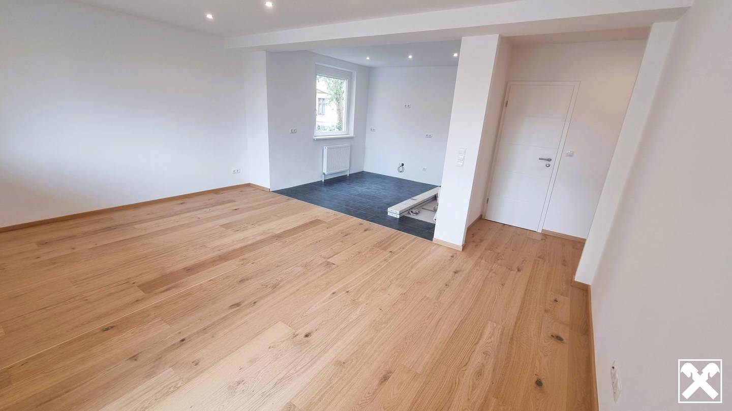 Kernsaniert helle Wohnung mit Loggia