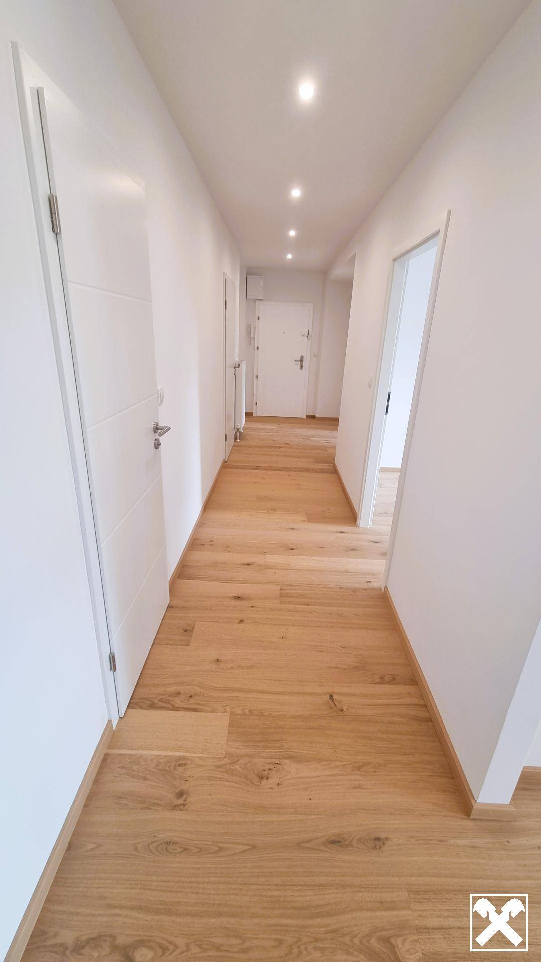 Kernsaniert helle Wohnung mit Loggia