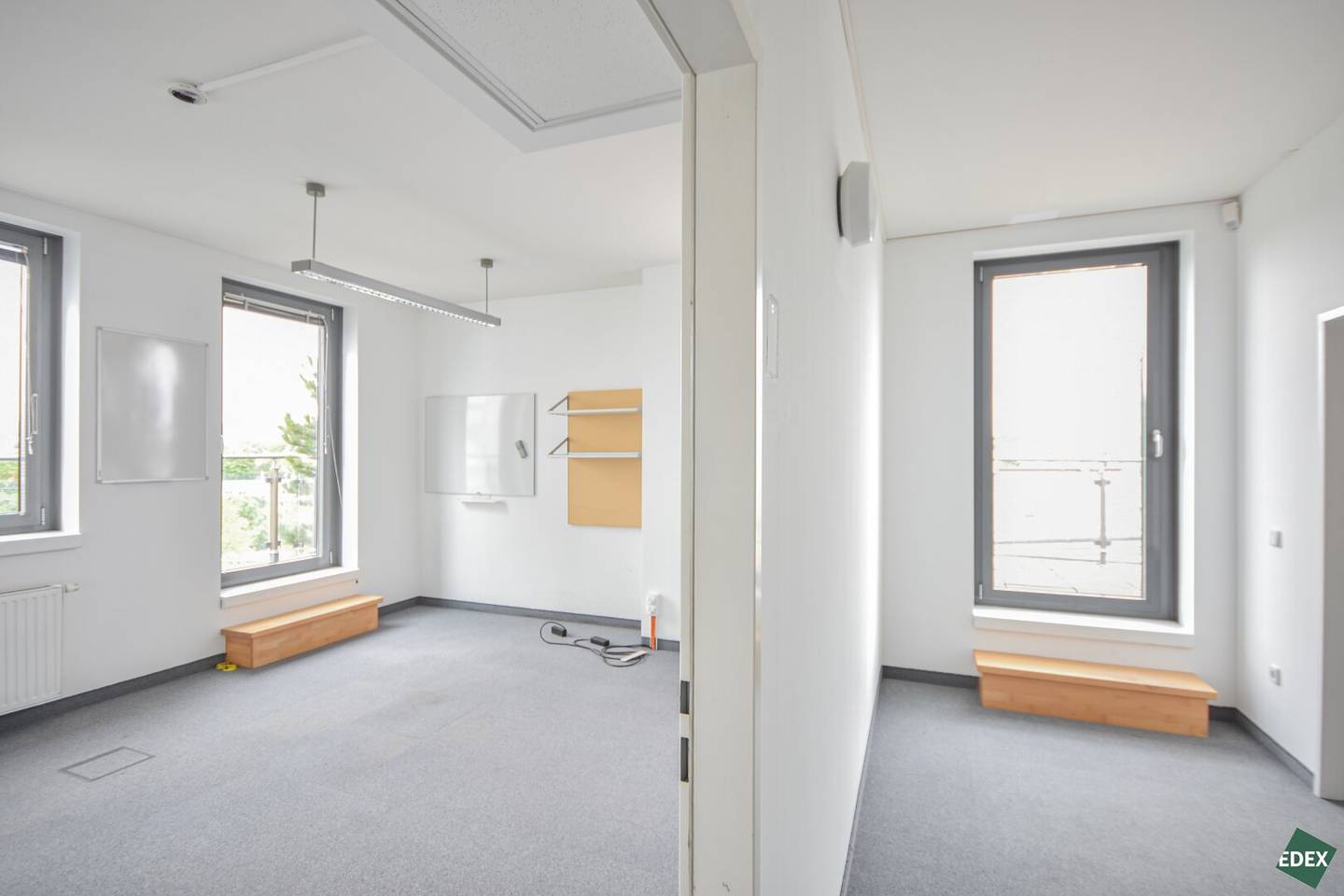 Well thought out divided office space with terrace and optimal connectivity