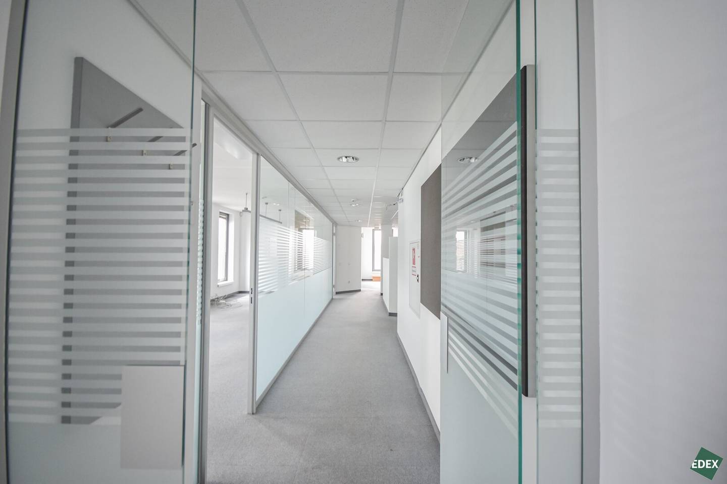 Well thought out divided office space with terrace and optimal connectivity