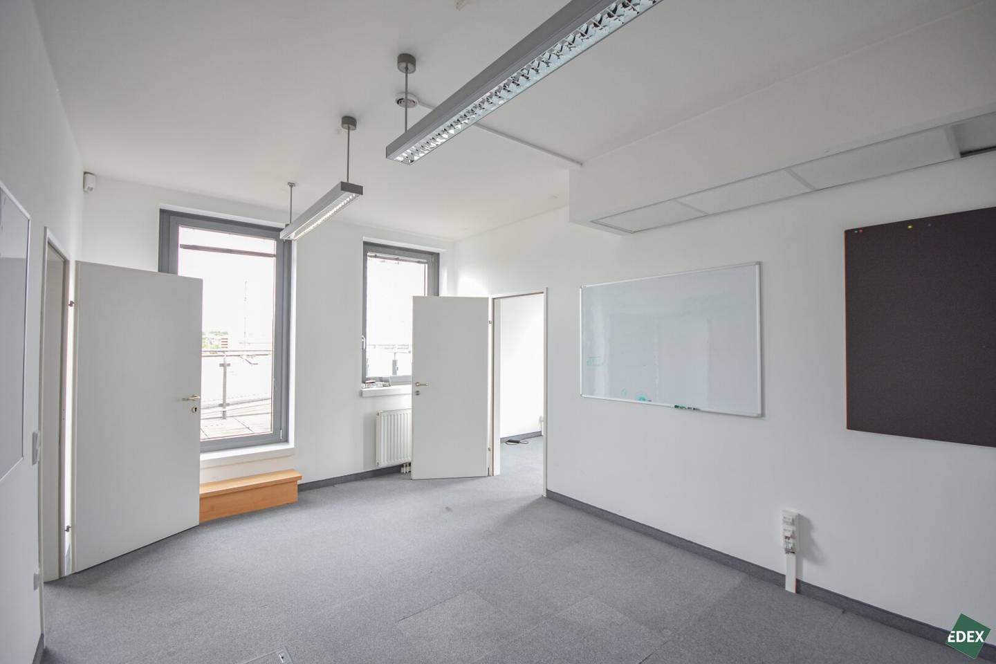 Well thought out divided office space with terrace and optimal connectivity
