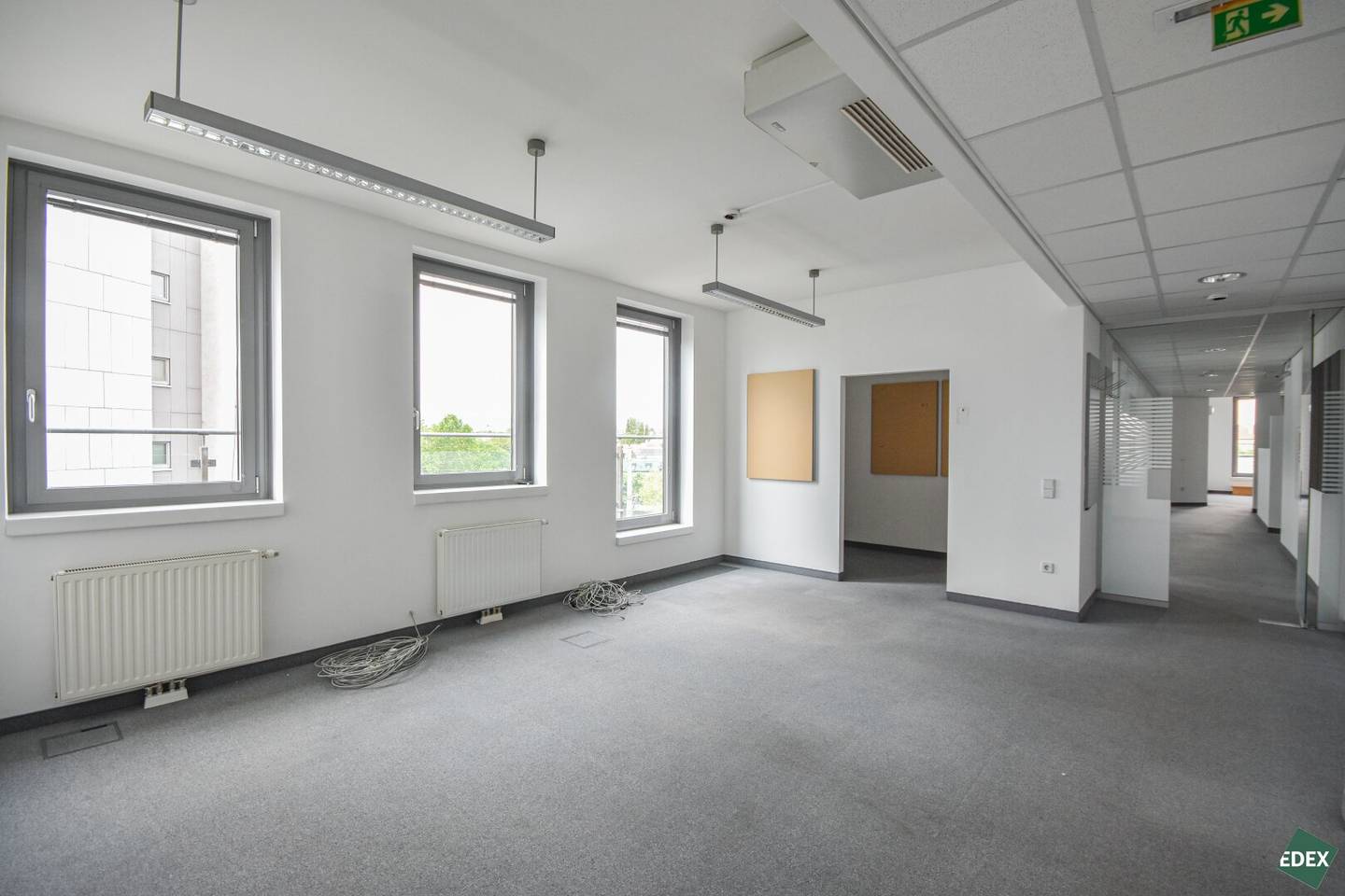 Well thought out divided office space with terrace and optimal connectivity