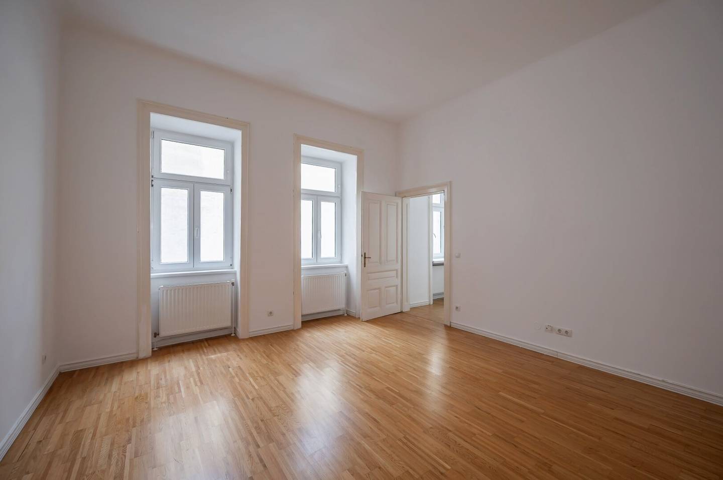 ***NEW*** Fantastic 4 room apartment in representative style historic building in TOP location