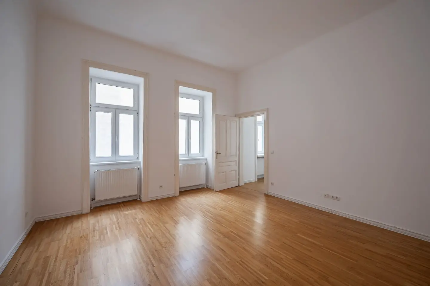 ***NEW*** Fantastic 4 room apartment in representative style historic building in TOP location