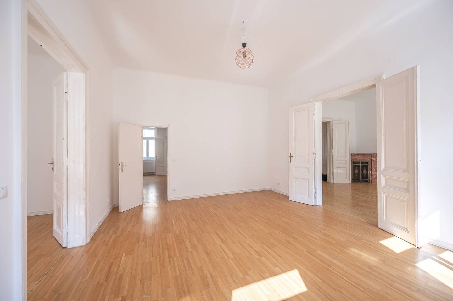 ***NEW*** Fantastic 4 room apartment in representative style historic building in TOP location