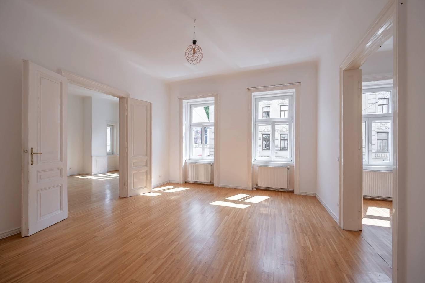 ***NEW*** Fantastic 4 room apartment in representative style historic building in TOP location