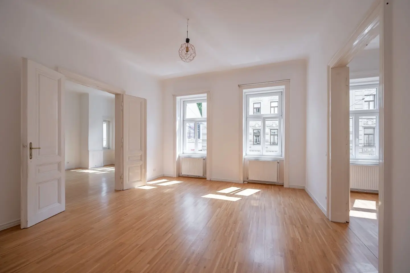 ***NEW*** Fantastic 4 room apartment in representative style historic building in TOP location