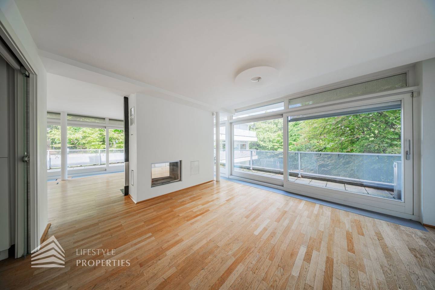 Bright apartment with terrace and two balconies
