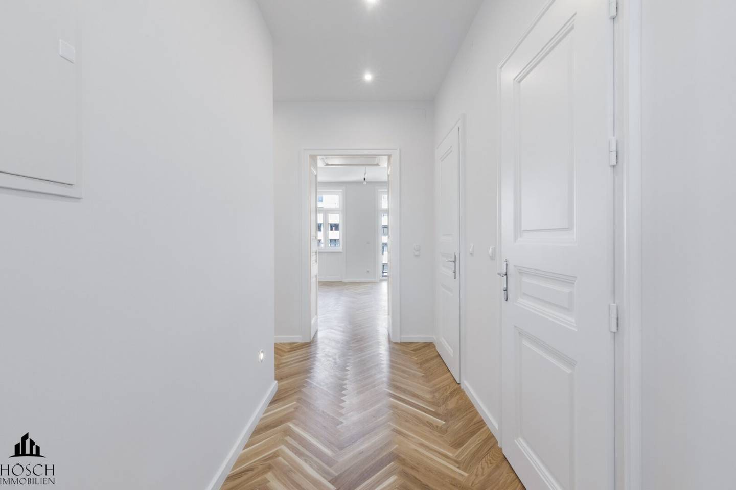 Apartment recently renovated in an old building with lift