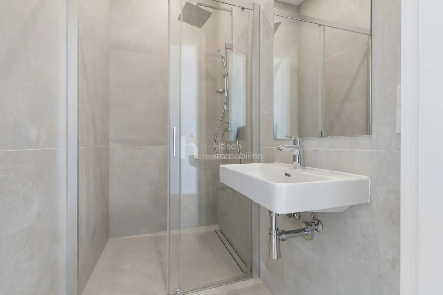 Apartment recently renovated in an old building with lift