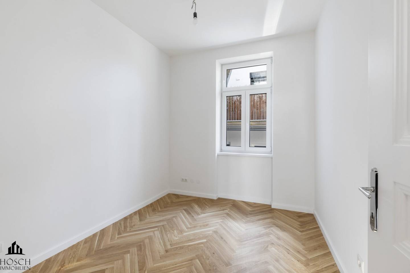 Apartment recently renovated in an old building with lift