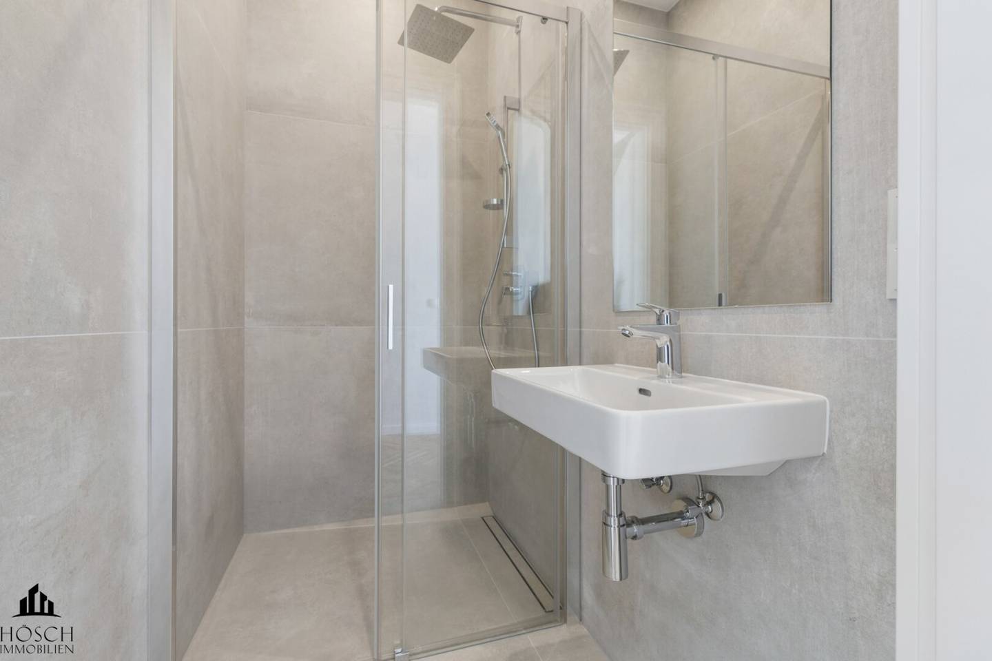 Apartment recently renovated in an old building with lift