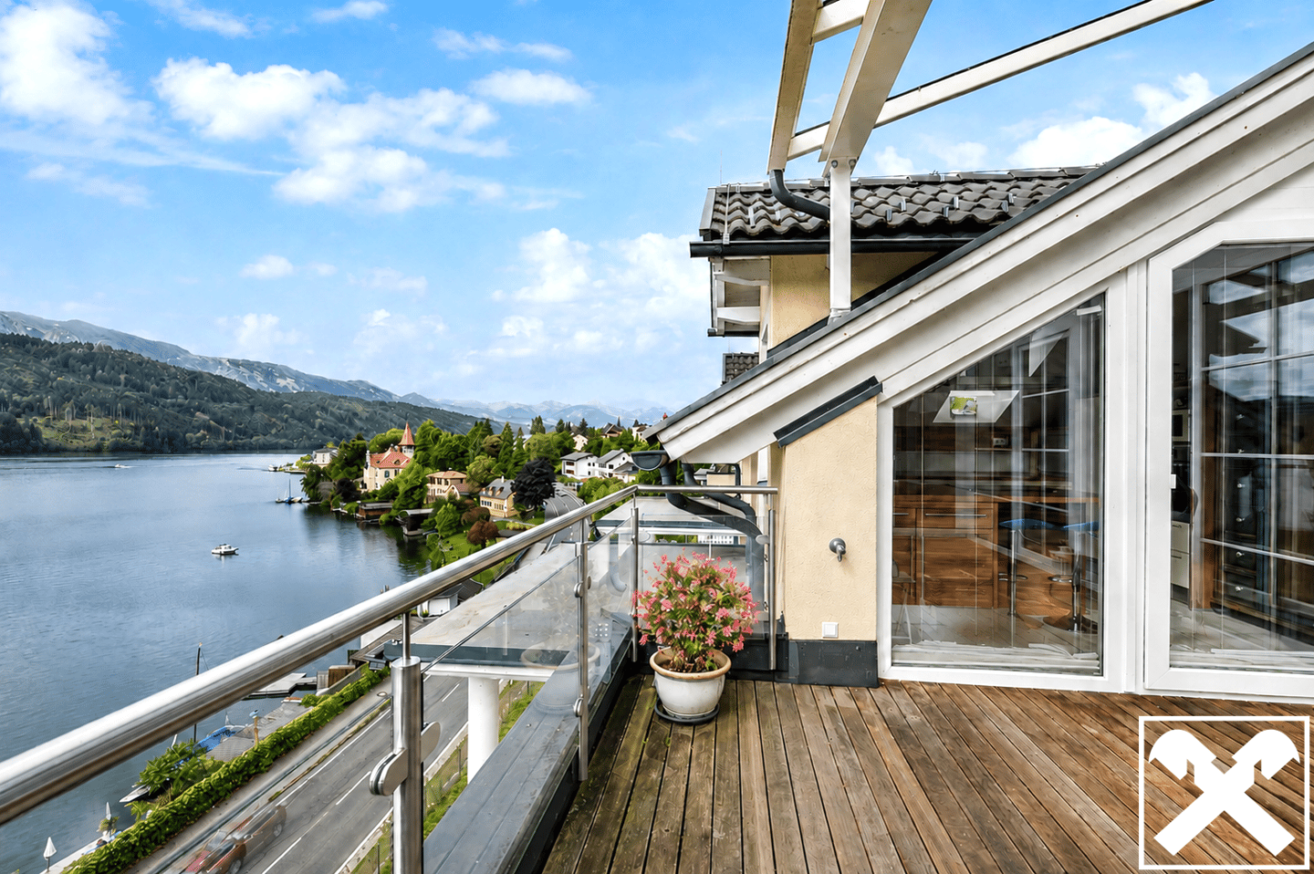 Penthouse with direct lake access and panoramic view
