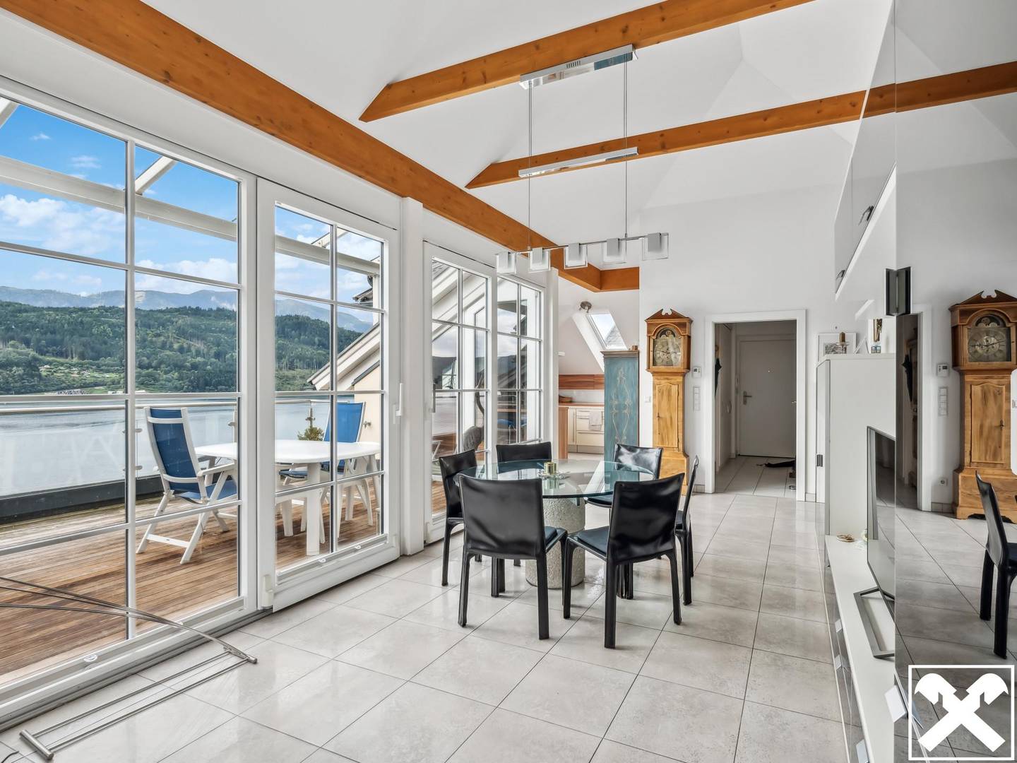 Penthouse with direct lake access and panoramic view