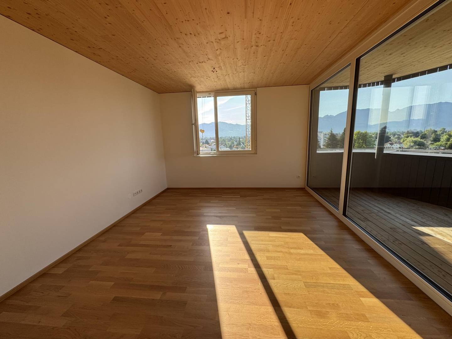 Sunny apartment with large terrace and Miele kitchen