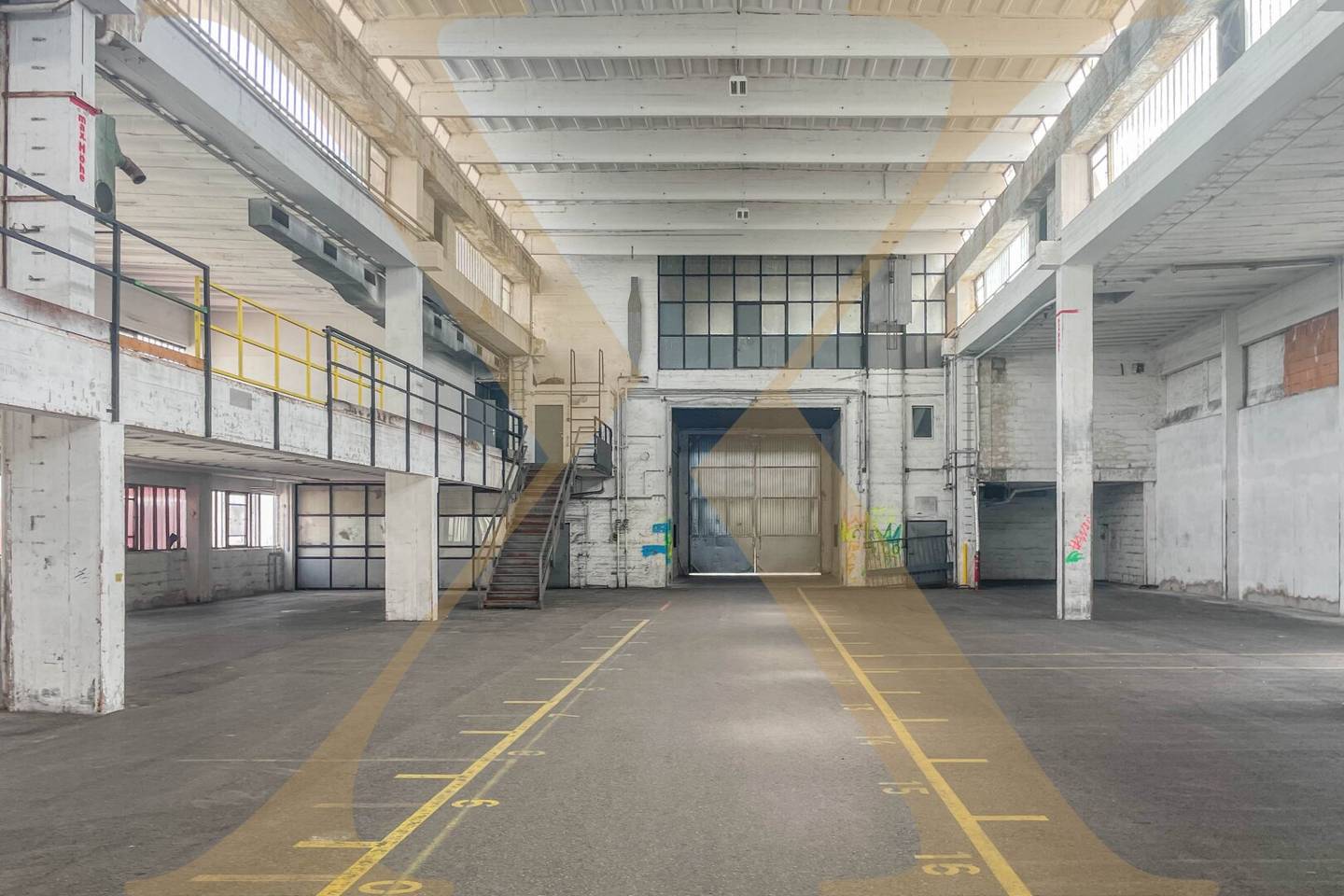 Warehouse hall with mezzanine in a well-connected location in Linz for rent