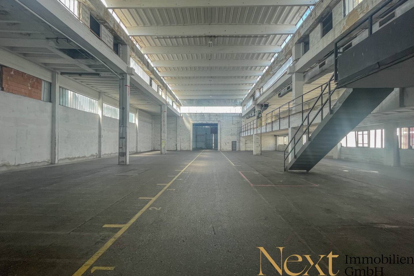 Warehouse hall with mezzanine in a well-connected location in Linz for rent