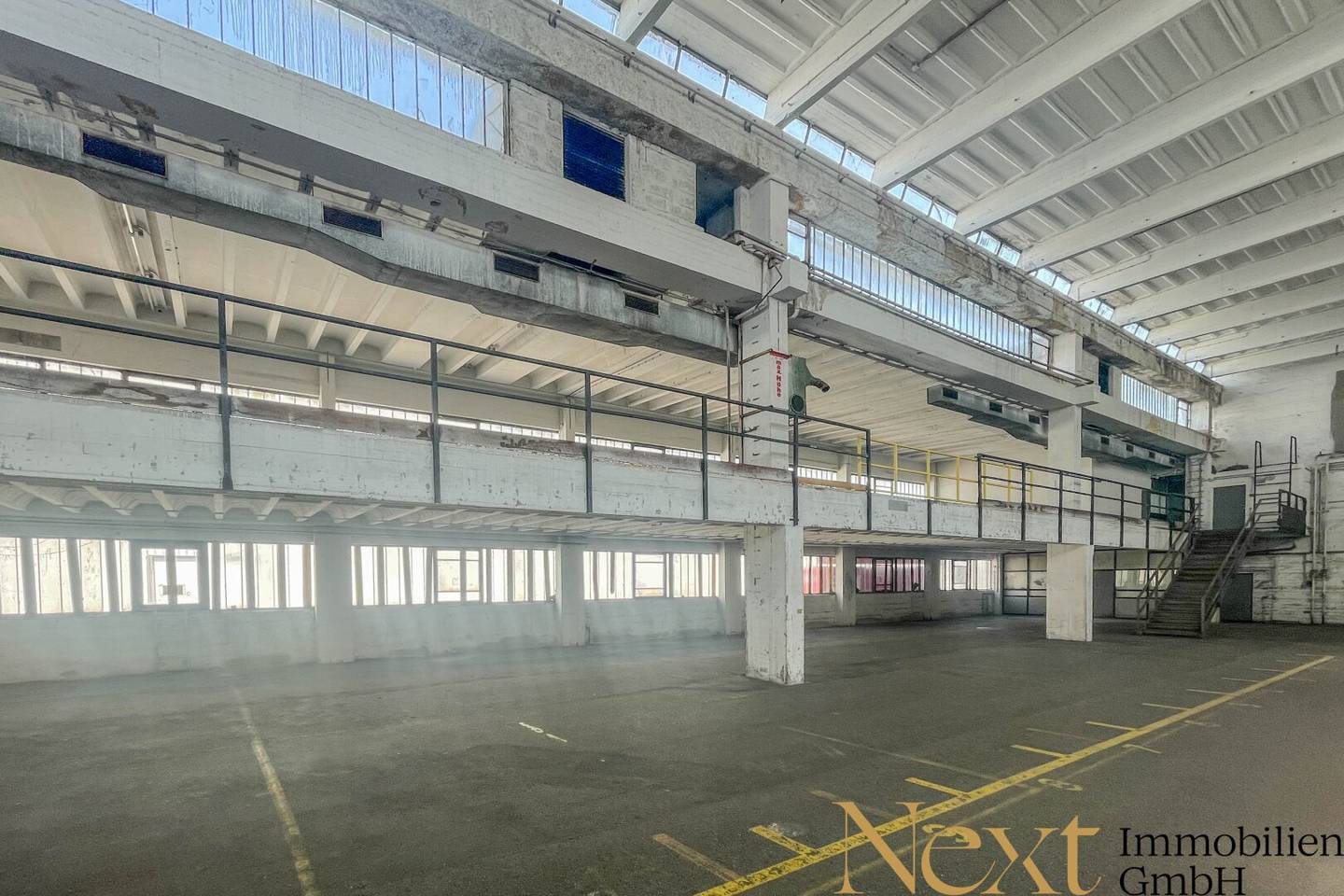 Warehouse hall with mezzanine in a well-connected location in Linz for rent