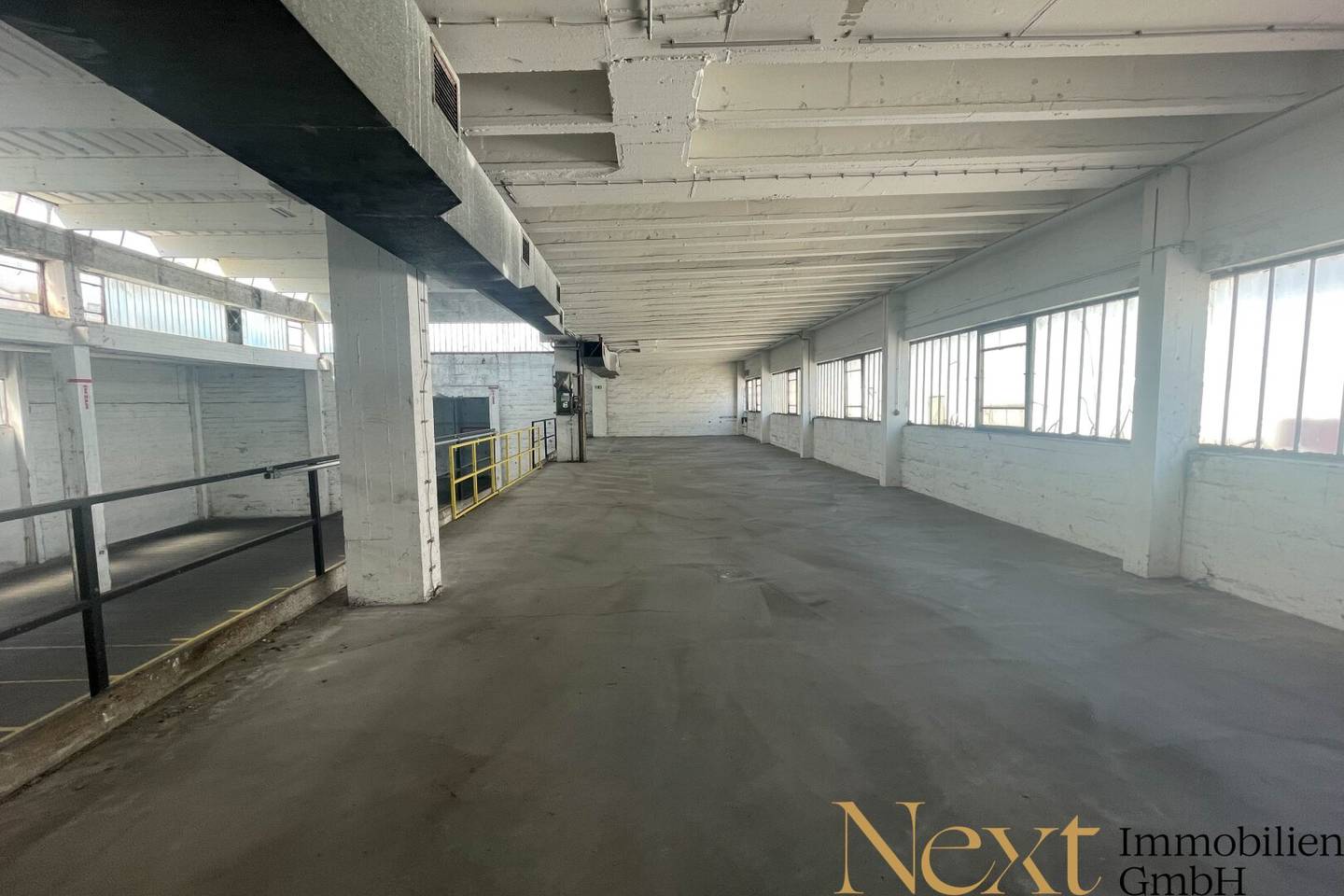 Warehouse hall with mezzanine in a well-connected location in Linz for rent