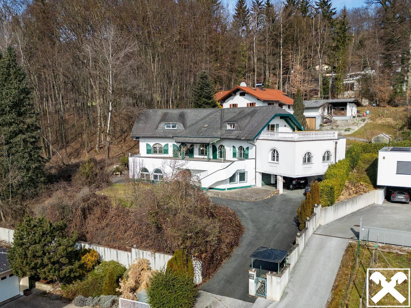 Bergblick: Großzügige Liegenschaft mit Potential