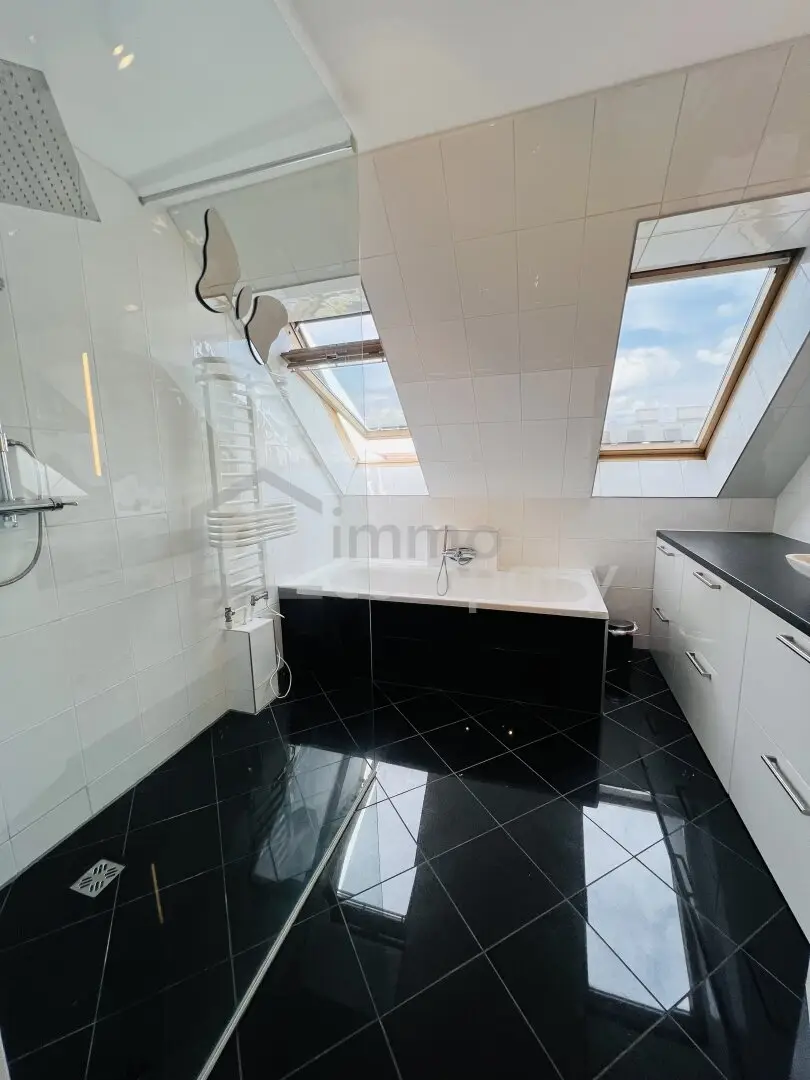 Apartment with city view and spacious terraces