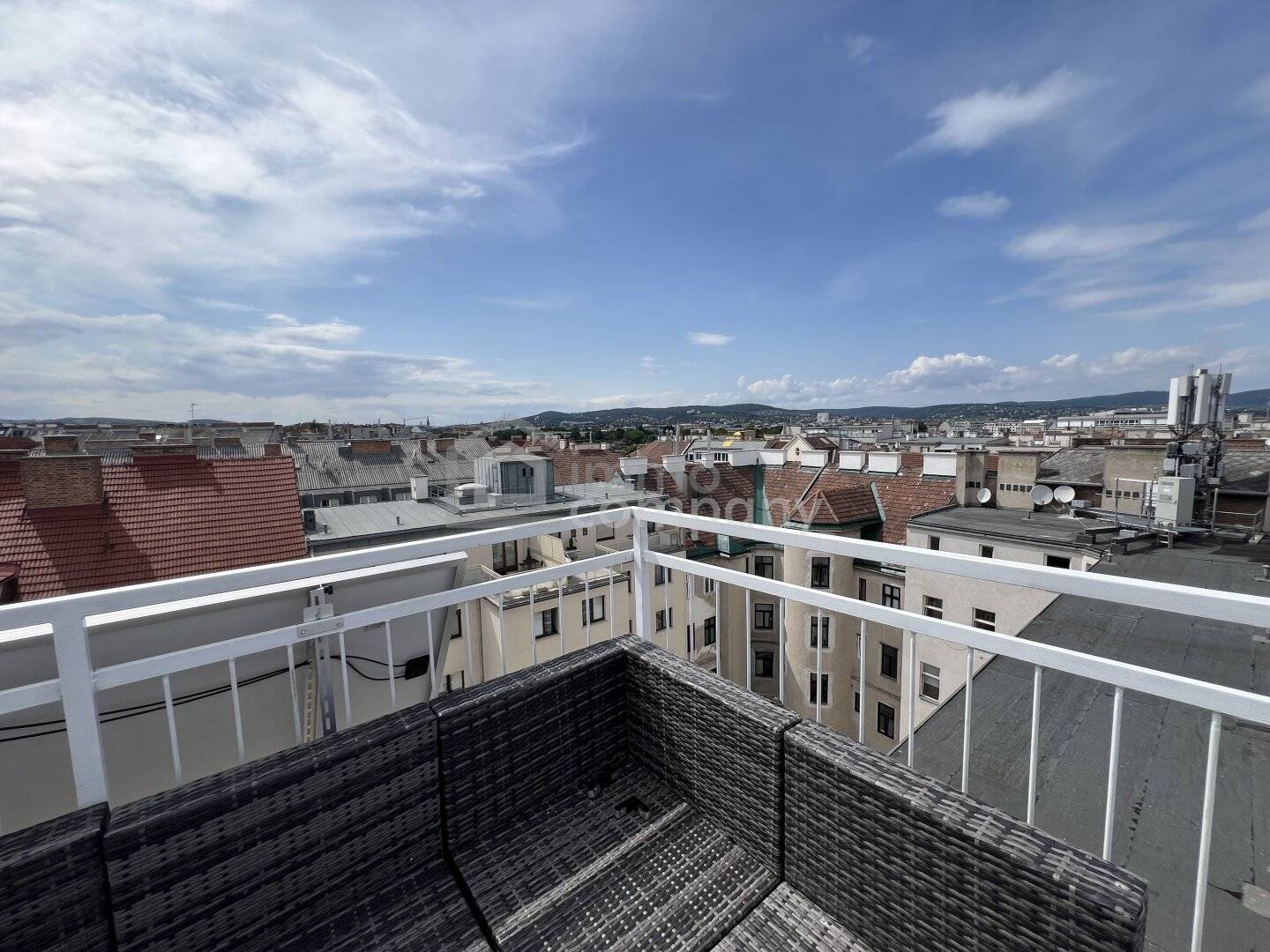 Apartment with city view and spacious terraces