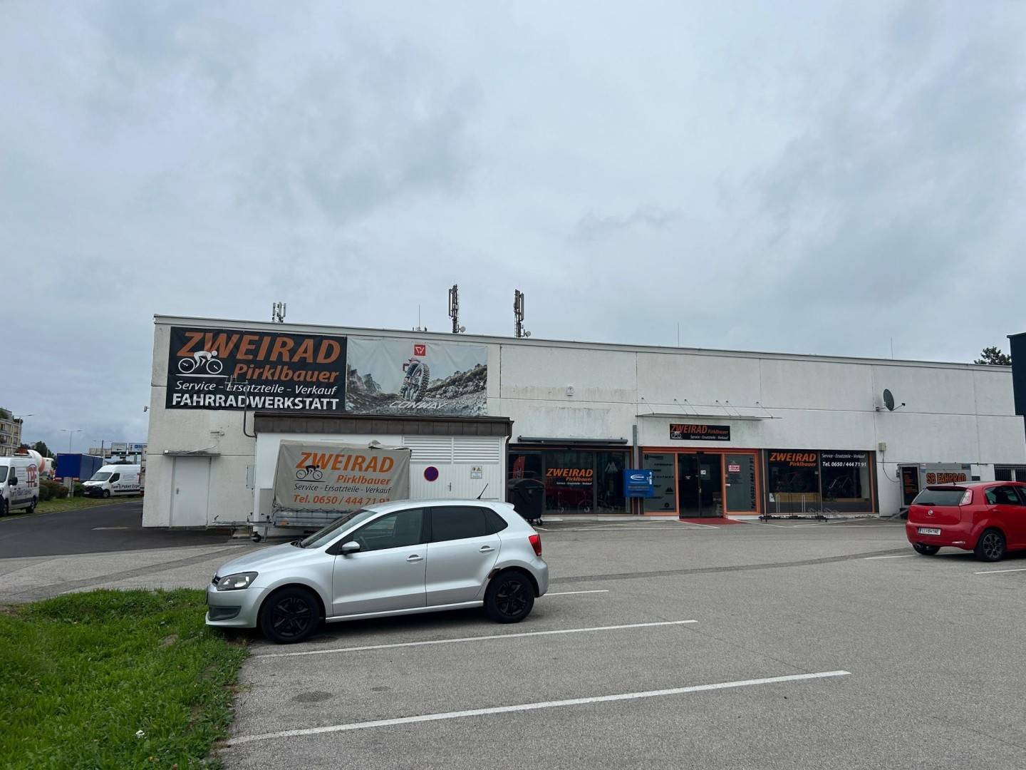 990 m2 Halle und Büro direkt an Salzburgerstrasse in Pasching