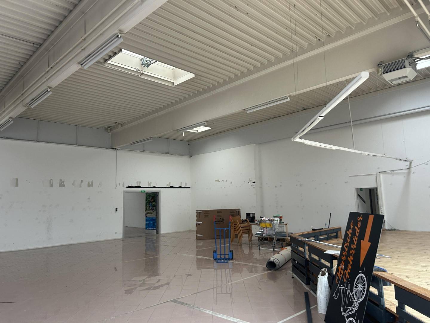 990 m2 Halle und Büro direkt an Salzburgerstrasse in Pasching