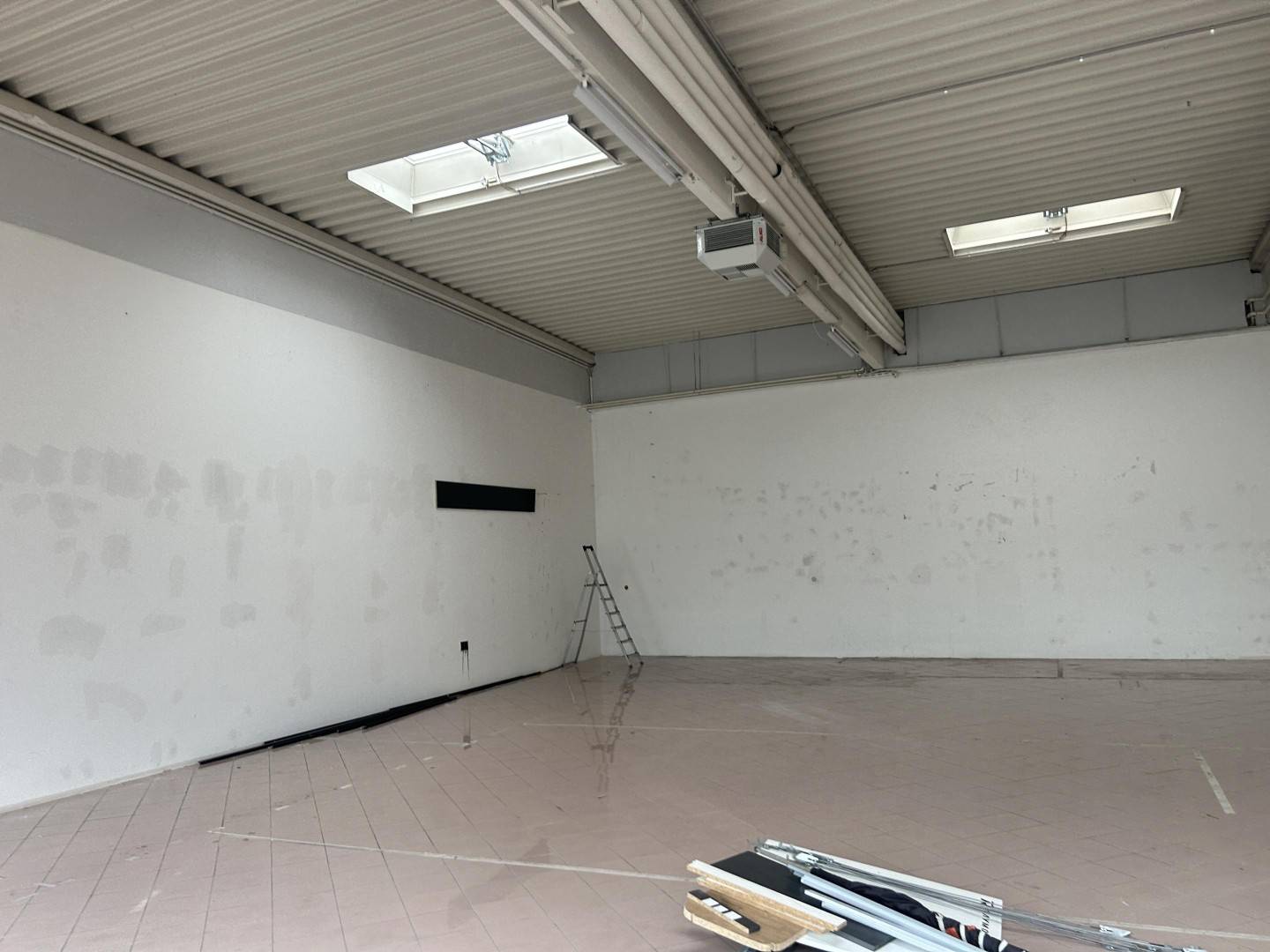 990 m2 Halle und Büro direkt an Salzburgerstrasse in Pasching