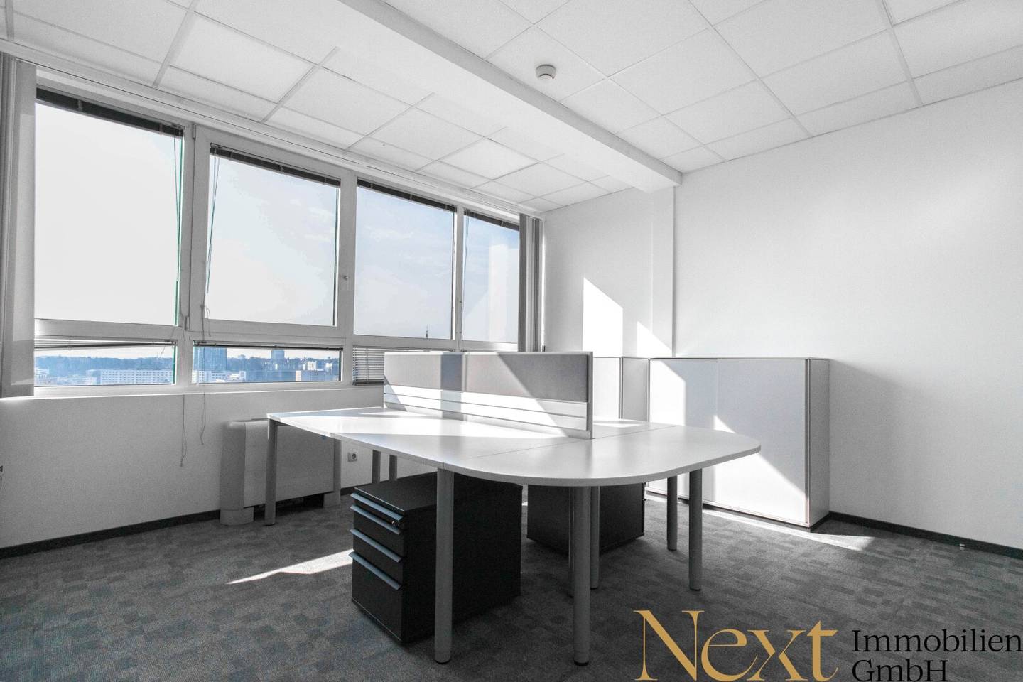 Bright and furnished office space (14th floor) in City Tower I in Linz for rent