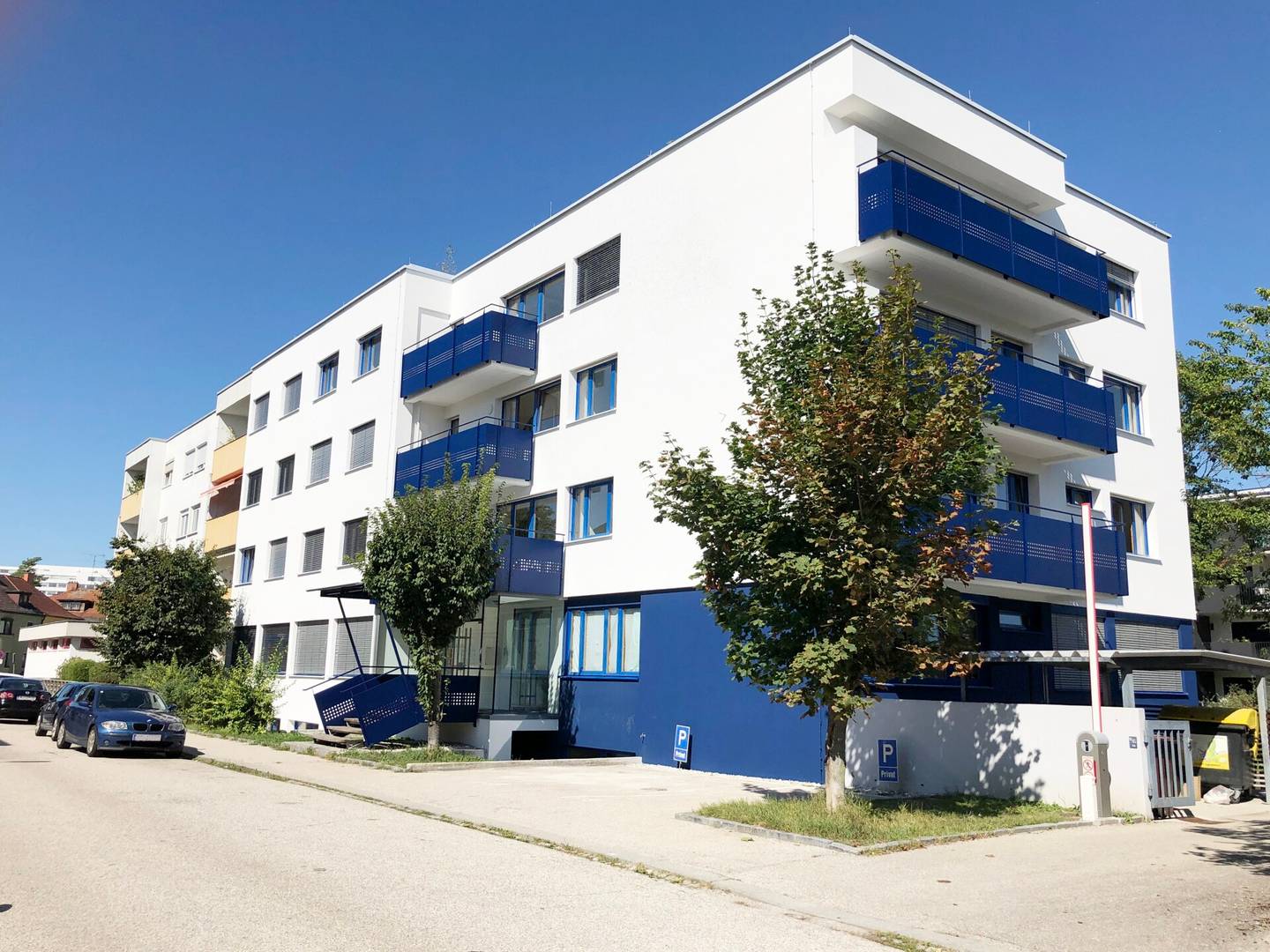 Centrally located practical apartment with outdoor parking
